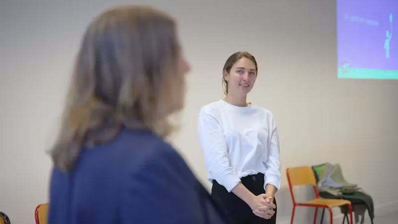 Een vrouw die les geeft.